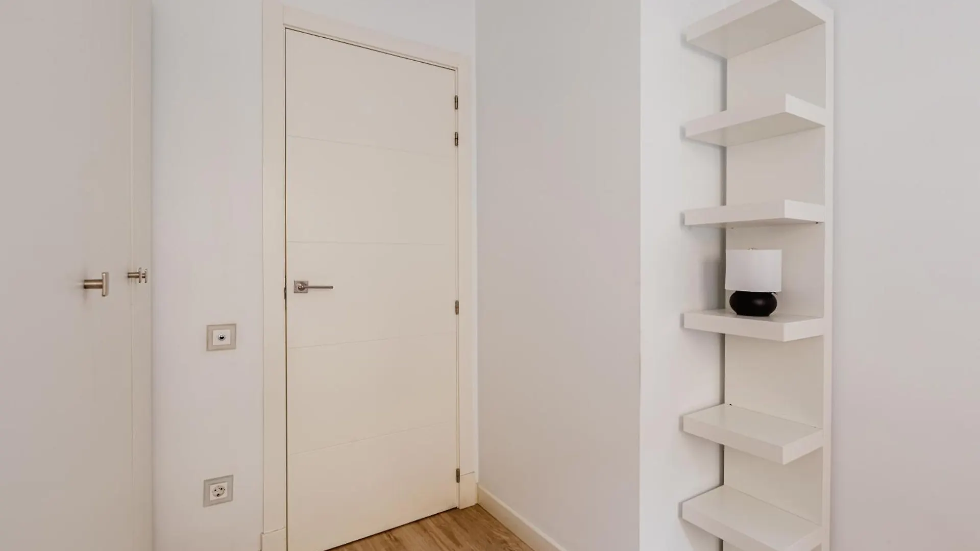Modern And Functional In Sierpes Sevilla Centro Apartment