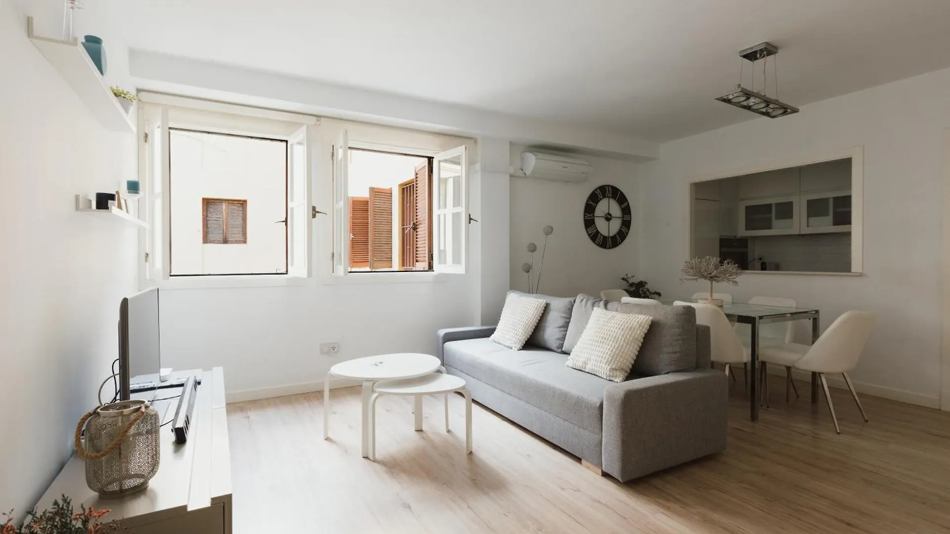 Modern And Functional In Sierpes Sevilla Centro Spain