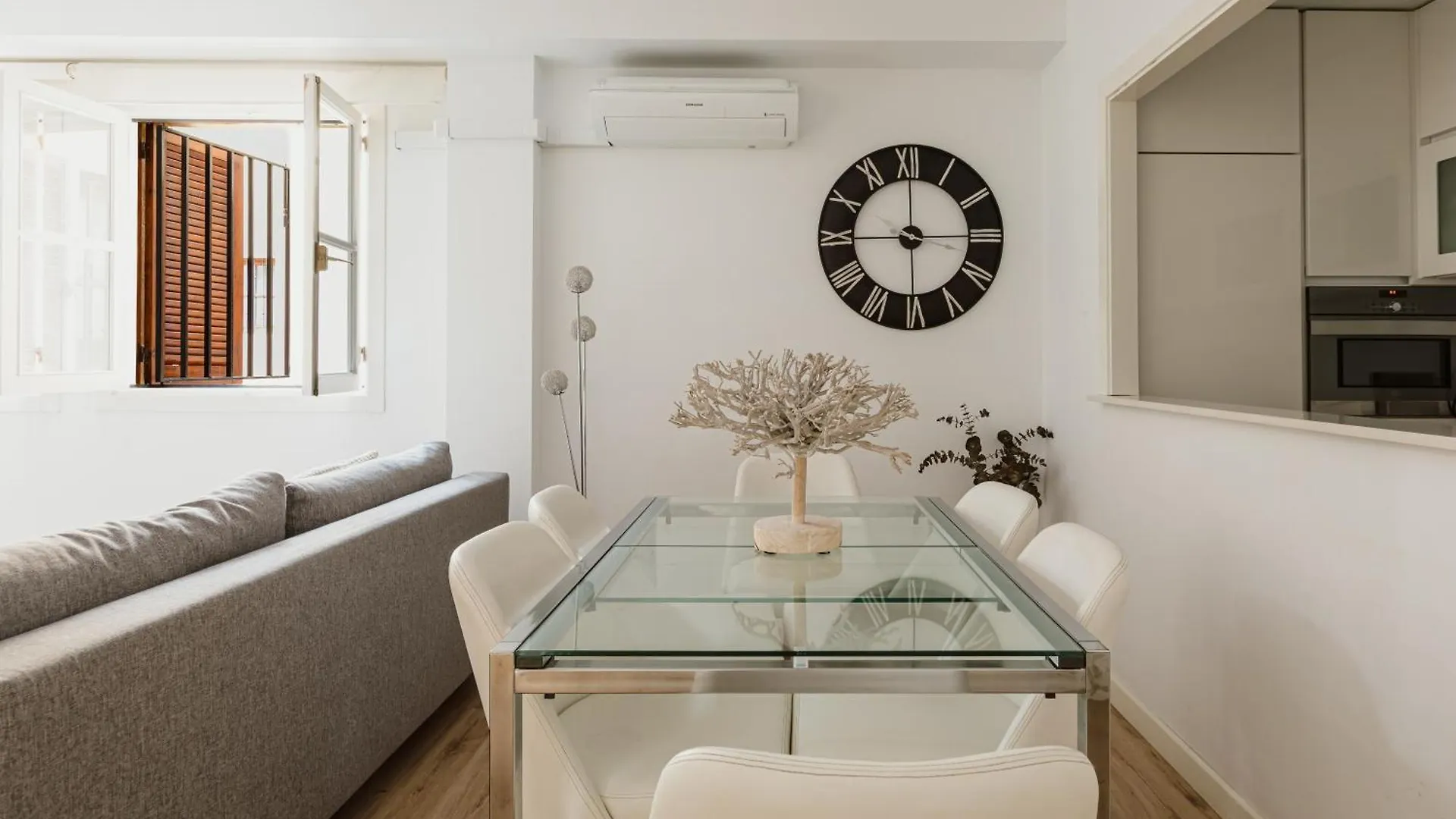 Modern And Functional In Sierpes Sevilla Centro Spain