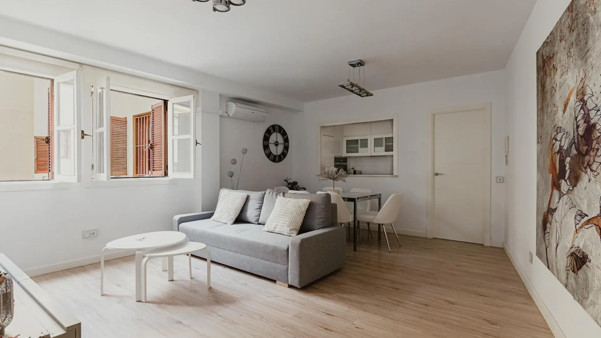 Modern And Functional In Sierpes Sevilla Centro Spain