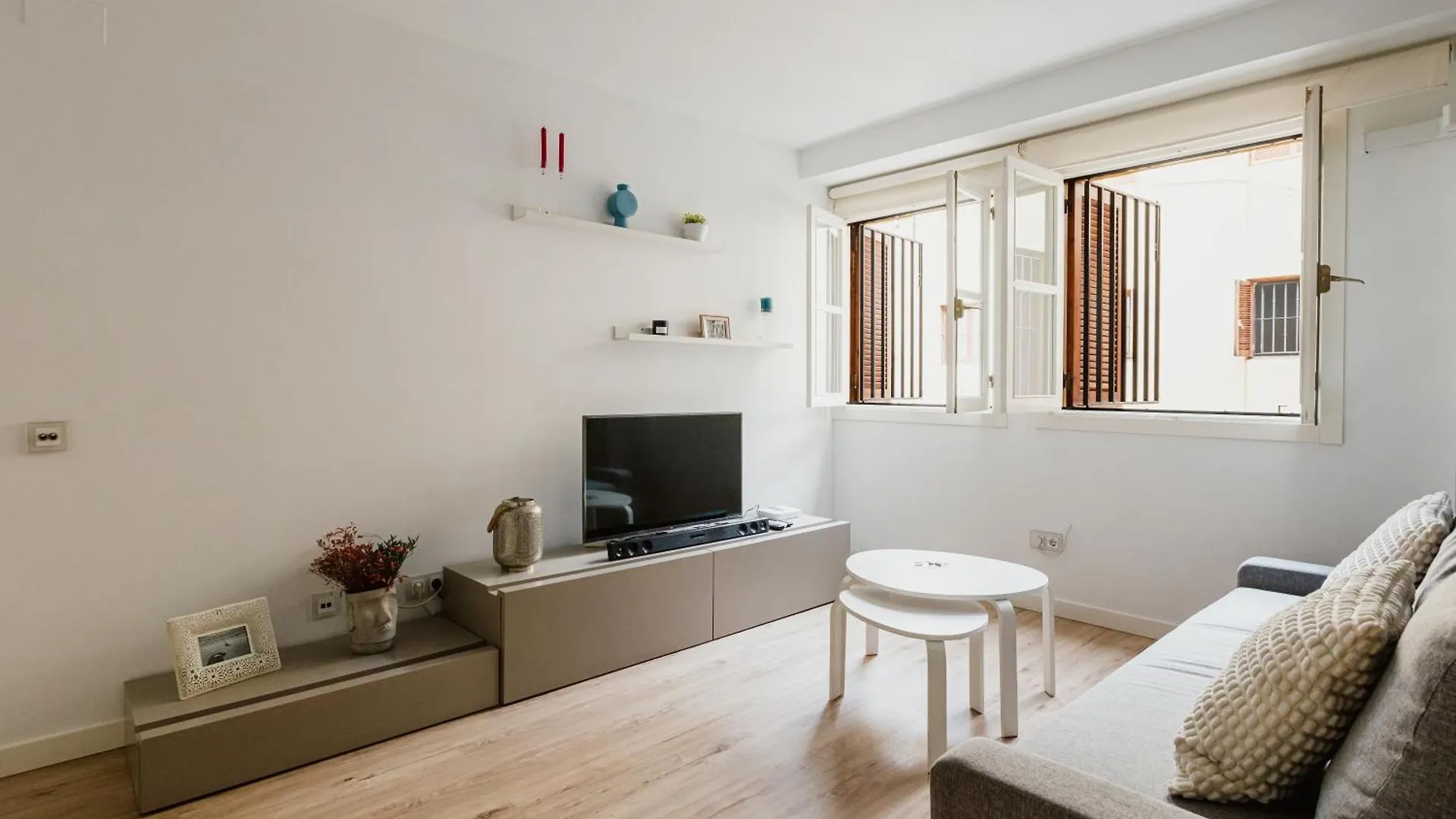 Modern And Functional In Sierpes Sevilla Centro Spain